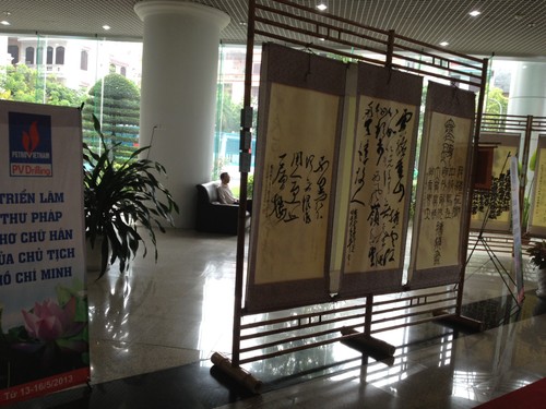 Calligraphic paintings of President Ho Chi Minh’s poems displayed - ảnh 1